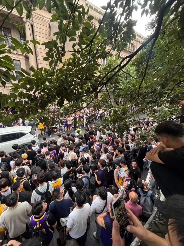 詹姆斯中国行万人空巷,但老詹的铁粉黑粉老粉在评论区打嘴仗