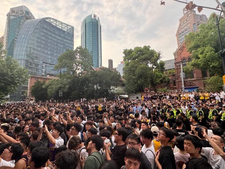 詹姆斯中国行万人空巷,但老詹的铁粉黑粉老粉在评论区打嘴仗